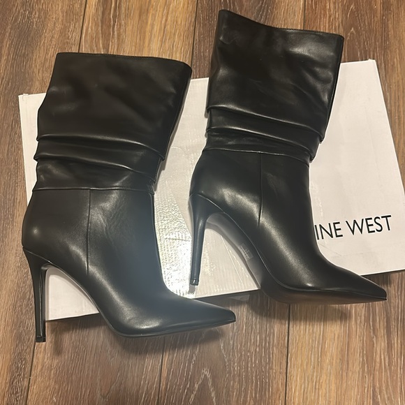 Nine West Tasta dress boots.
Pointed Toe
Pull on Closure
Slouch boots - Picture 2 of 4